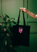 Kobieta niosąca torbę bawełnianą z personalizowanym haftem – praktyczny prezent na Dzień Mamy w użyciu.