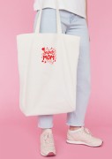 Kobieta niosąca torbę bawełnianą z personalizowanym haftem – praktyczny prezent na Dzień Mamy w użyciu.