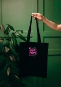 Kobieta niosąca torbę bawełnianą z personalizowanym haftem – praktyczny prezent na Dzień Mamy w użyciu.