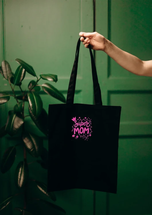 Kobieta niosąca torbę bawełnianą z personalizowanym haftem – praktyczny prezent na Dzień Mamy w użyciu.