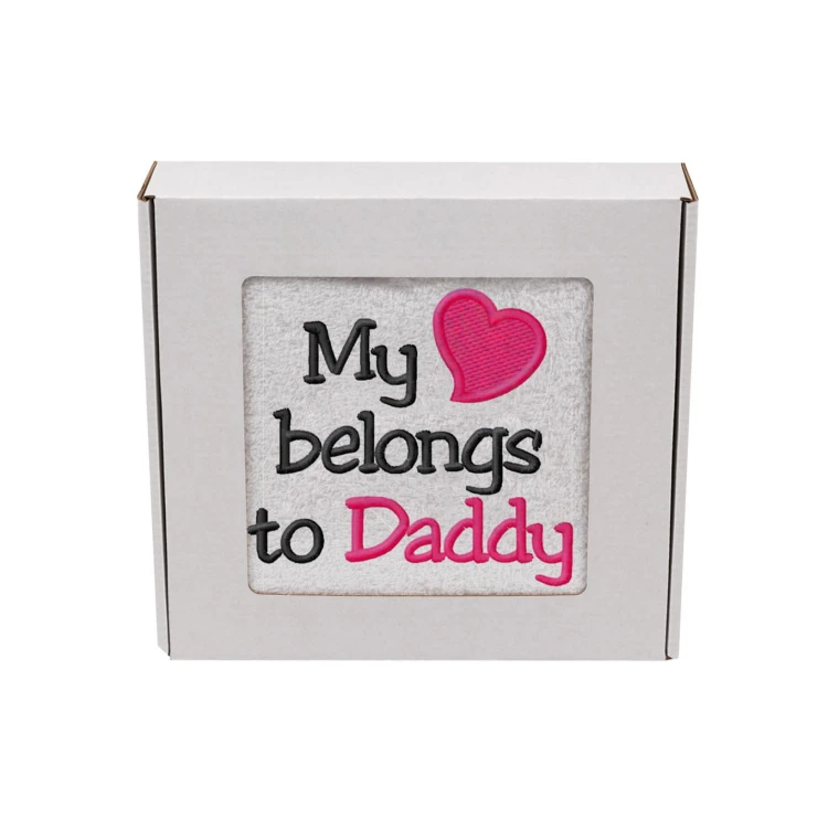 Biały ręcznik z haftem dla taty "My heart belongs to Daddy" 50x100 cm.