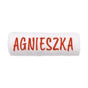 Zwinięty w rulon gruby ręcznik bawełniany z haftem personalizowanym – prezentacja miękkości i chłonności materiału 500g.
