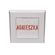 Personalizowany ręcznik kąpielowy z precyzyjnie wyhaftowanym imieniem, wykonany z mięsistej bawełny o gramaturze 500g.