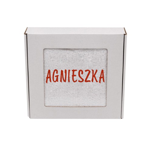 Personalizowany ręcznik kąpielowy z precyzyjnie wyhaftowanym imieniem, wykonany z mięsistej bawełny o gramaturze 500g.