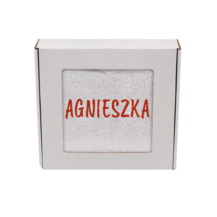 Personalizowany ręcznik kąpielowy z precyzyjnie wyhaftowanym imieniem, wykonany z mięsistej bawełny o gramaturze 500g.