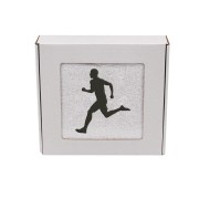 Biały personalizowany ręcznik bawełniany 500g z haftem przedstawiającym sylwetkę biegnącego mężczyzny, elegancko zapakowany w pudełko z okienkiem.
