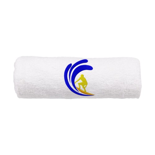 Biały personalizowany ręcznik bawełniany 500g z haftem przedstawiającym surfera łapiącego falę, zwinięty w rulon.