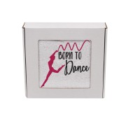 Ręcznik bawełniany frotte z haftem tancerki wykonującej układ ze wstążką oraz napisem Born To Dance, zapakowany na prezent w pudełko z okienkiem