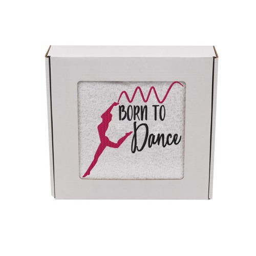 Ręcznik bawełniany frotte z haftem tancerki wykonującej układ ze wstążką oraz napisem Born To Dance, zapakowany na prezent w pudełko z okienkiem