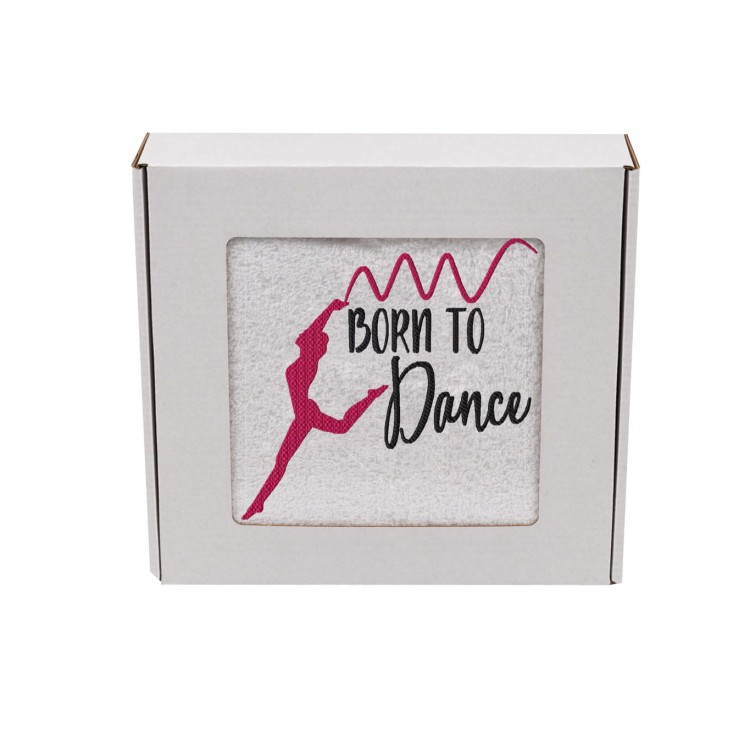 Ręcznik bawełniany frotte z haftem tancerki wykonującej układ ze wstążką oraz napisem Born To Dance, zapakowany na prezent w pudełko z okienkiem