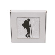 Biały personalizowany ręcznik bawełniany 500g z haftem przedstawiającym mężczyznę z plecakiem na tle szczytów górskich, zapakowany w ozdobne pudełko.
