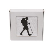 Biały personalizowany ręcznik 500g z haftem sylwetki kobiety wędrującej po górach, wykonany ze 100% bawełny, umieszczony w estetycznym pudełku z okienkiem.