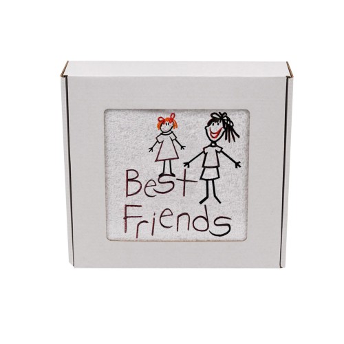Personalizowany ręcznik z haftem dla przyjaciółki z haftem " Best Friends" zapakowany na prezent w pudełko z okienkiem.