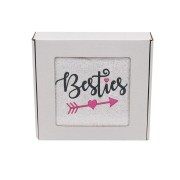 Personalizowany ręcznik z haftem dla przyjaciółki z haftem " Besties" zapakowany na prezent w pudełko z okienkiem.