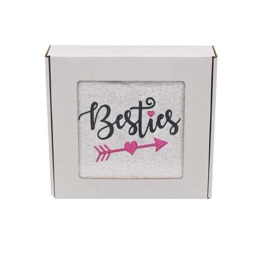 Personalizowany ręcznik z haftem dla przyjaciółki z haftem " Besties" zapakowany na prezent w pudełko z okienkiem.