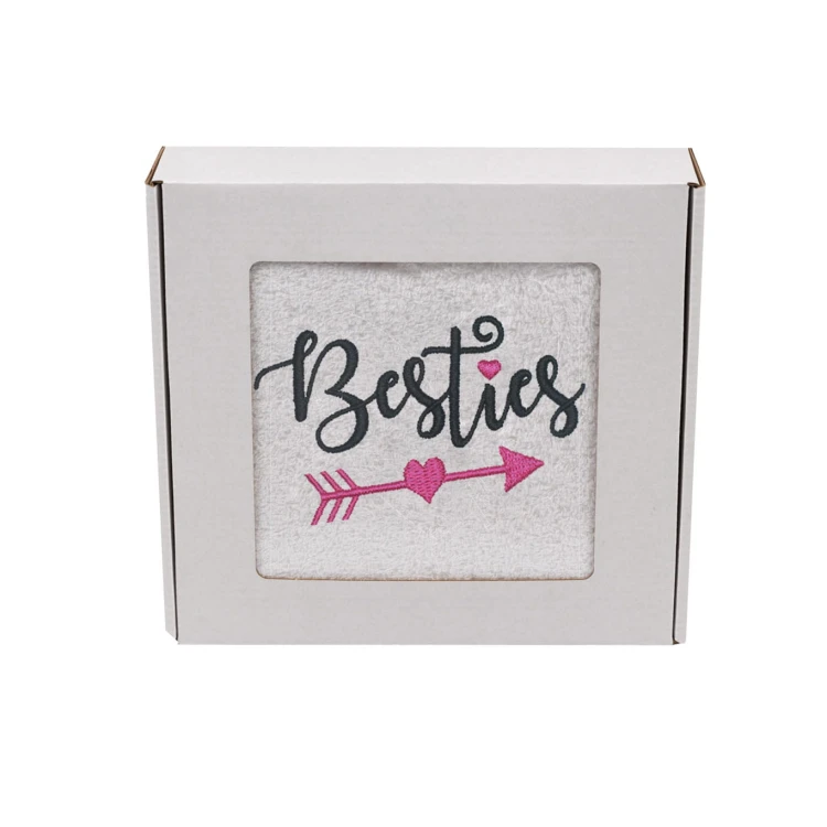 Personalizowany ręcznik z haftem dla przyjaciółki z haftem " Besties" zapakowany na prezent w pudełko z okienkiem.