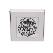 Personalizowany ręcznik z haftem dla brata z haftem " Brothers make the best of friends" zapakowany na prezent w pudełko z okienkiem.