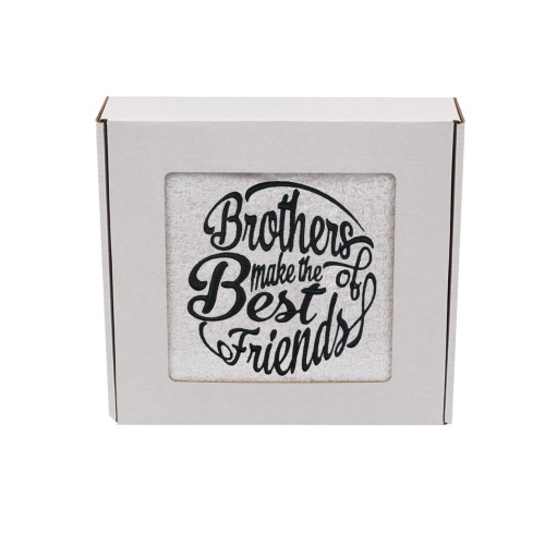 Personalizowany ręcznik z haftem dla brata z haftem " Brothers make the best of friends" zapakowany na prezent w pudełko z okienkiem.
