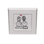 Personalizowany ręcznik z haftem dla siostry w kolorze białym z haftem "Always my sister forever my friend" zapakowany na prezent w pudełko z okienkiem