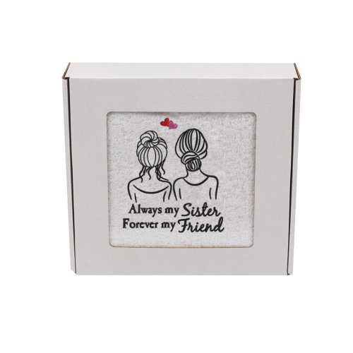 Personalizowany ręcznik z haftem dla siostry w kolorze białym z haftem "Always my sister forever my friend" zapakowany na prezent w pudełko z okienkiem