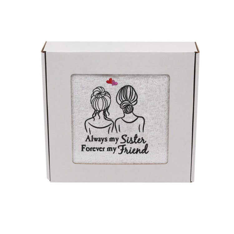 Personalizowany ręcznik z haftem dla siostry w kolorze białym z haftem "Always my sister forever my friend" zapakowany na prezent w pudełko z okienkiem