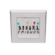 Personalizowany ręcznik z haftem dla przyjaciółki z haftem " Friends" zapakowany na prezent w pudełko z okienkiem.