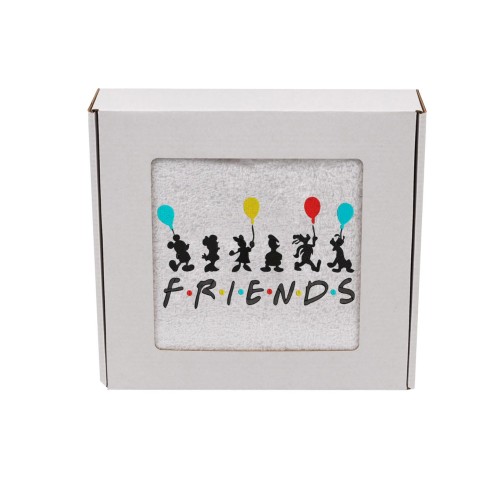 Personalizowany ręcznik z haftem dla przyjaciółki z haftem " Friends" zapakowany na prezent w pudełko z okienkiem.
