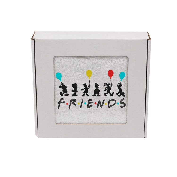 Personalizowany ręcznik z haftem dla przyjaciółki z haftem " Friends" zapakowany na prezent w pudełko z okienkiem.