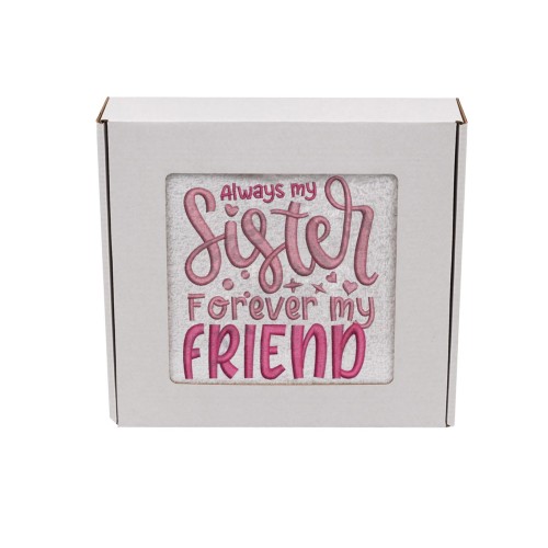 Personalizowany ręcznik z haftem dla siostry w kolorze białym z haftem "Always my sister forever my friend" zapakowany na prezent w pudełko z okienkiem