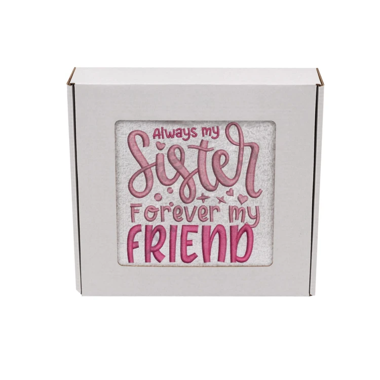 Personalizowany ręcznik z haftem dla siostry w kolorze białym z haftem "Always my sister forever my friend" zapakowany na prezent w pudełko z okienkiem