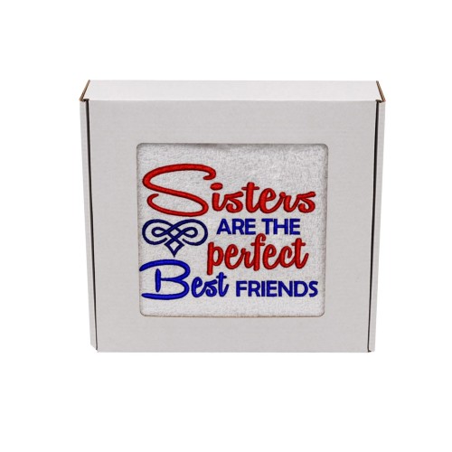 Personalizowany ręcznik z haftem dla siostry w kolorze białym z haftem "Sisters are the perfect best  friends" zapakowany na prezent w pudełko z okienkiem