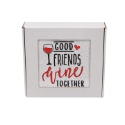 Personalizowany ręcznik z haftem dla przyjaciółki z haftem " Good friends wine together" zapakowany na prezent w pudełko z okienkiem.