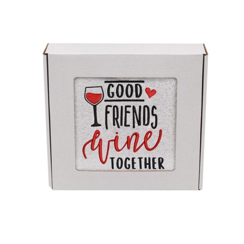 Personalizowany ręcznik z haftem dla przyjaciółki z haftem " Good friends wine together" zapakowany na prezent w pudełko z okienkiem.
