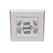 Biały ręcznik z haftem Home Sweet Home zapakowany w ozdobne białe pudełko z okienkiem prezentowym.