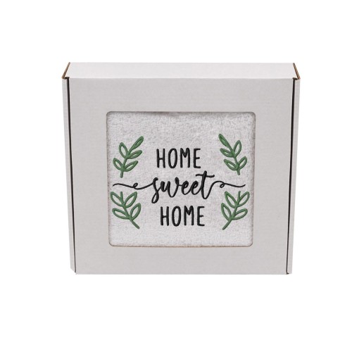 Biały ręcznik z haftem Home Sweet Home zapakowany w ozdobne białe pudełko z okienkiem prezentowym.