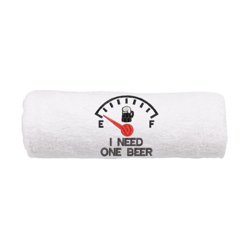 Szczegółowy haft komputerowy przedstawiający licznik samochodowy z ikoną kufla z pianą i napisem I NEED ONE BEER na bawełnianym białym ręczniku frotte.