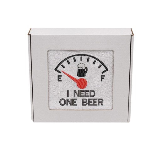 Biały ręcznik z haftem wskaźnika poziomu energii z czerwona wskazówką na rezerwie, kuflem piwa oraz napisem I NEED ONE BEER, zapakowany w ozdobne białe pudełko z okienkiem.
