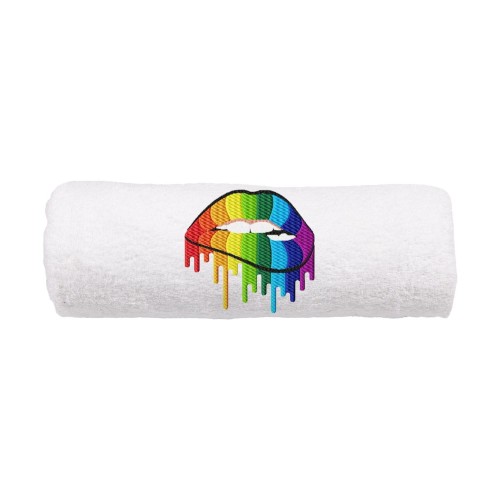 Gruby ręcznik bawełniany frotte 500g zwinięty w estetyczny rulon, prezentujący wielokolorowy, nowoczesny haft artystycznych ust.