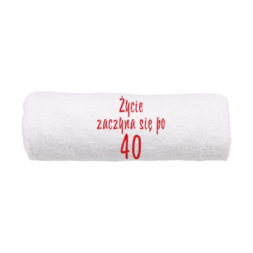 Gruby ręcznik bawełniany 500g zwinięty w estetyczny rulon, prezentujący precyzyjny, kolorowy haft z dedykacją na urodziny.