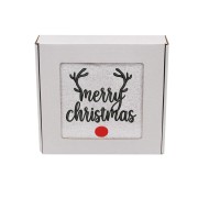 Elegancki świąteczny ręcznik frotte 500g z precyzyjnym haftem Merry Christmas, porożem renifera i czerwonym nosem, zapakowany w białe kartonowe pudełko z okienkiem, idealny na prezent.