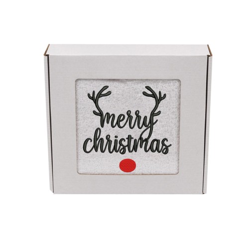 Elegancki świąteczny ręcznik frotte 500g z precyzyjnym haftem Merry Christmas, porożem renifera i czerwonym nosem, zapakowany w białe kartonowe pudełko z okienkiem, idealny na prezent.