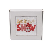 Elegancki zimowy ręcznik frotte 500g z precyzyjnym haftem Let It Snow, śnieżynkami i krasnalem, zapakowany w białe kartonowe pudełko z okienkiem, idealny na prezent.