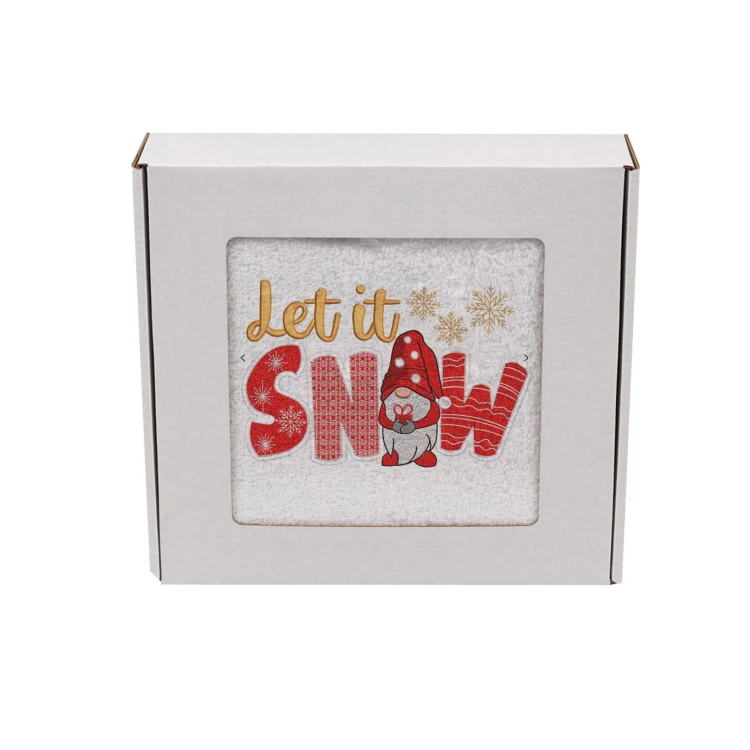 Elegancki zimowy ręcznik frotte 500g z precyzyjnym haftem Let It Snow, śnieżynkami i krasnalem, zapakowany w białe kartonowe pudełko z okienkiem, idealny na prezent.