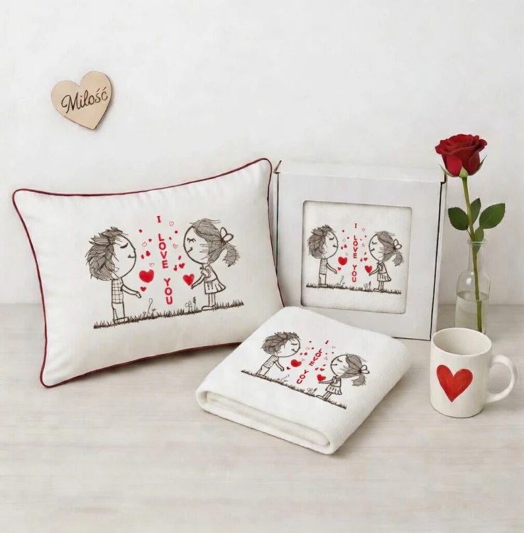 Komplet ręczników z haftem i poduszka przedstawiającym zakochaną parę i napis I Love You.