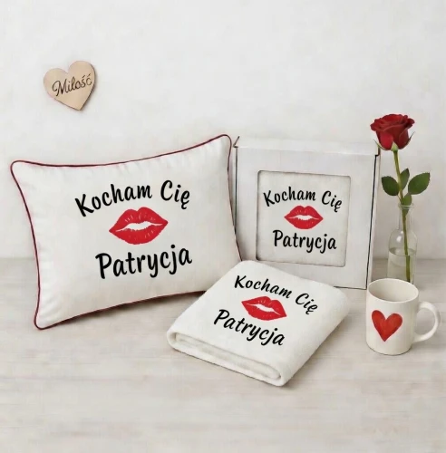 Komplet ręczników i poduszka  z haftem czerwonych ust zapakowany w prezentowe pudełko z okienkiem, idealny pomysł na stylowy upominek.