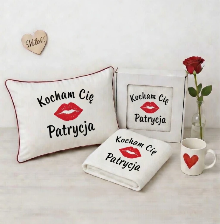 Komplet ręczników i poduszka  z haftem czerwonych ust zapakowany w prezentowe pudełko z okienkiem, idealny pomysł na stylowy upominek.