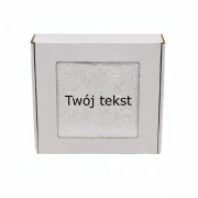 Personalizowany ręcznik z haftem wykonany ze stuprocentowej bawełny o gramaturze 500g w kolorze bialym