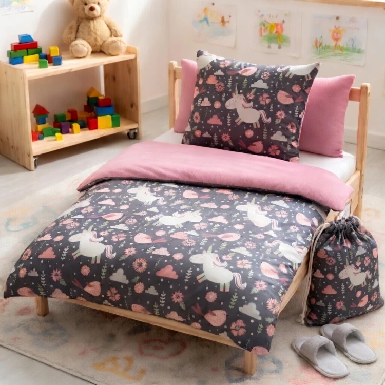 Dwustronny komplet pościeli do przedszkola z wypełnieniem, wzór w jednorożce z personalizowanym haftem imiennym, połączenie bawełny i Velvetu.