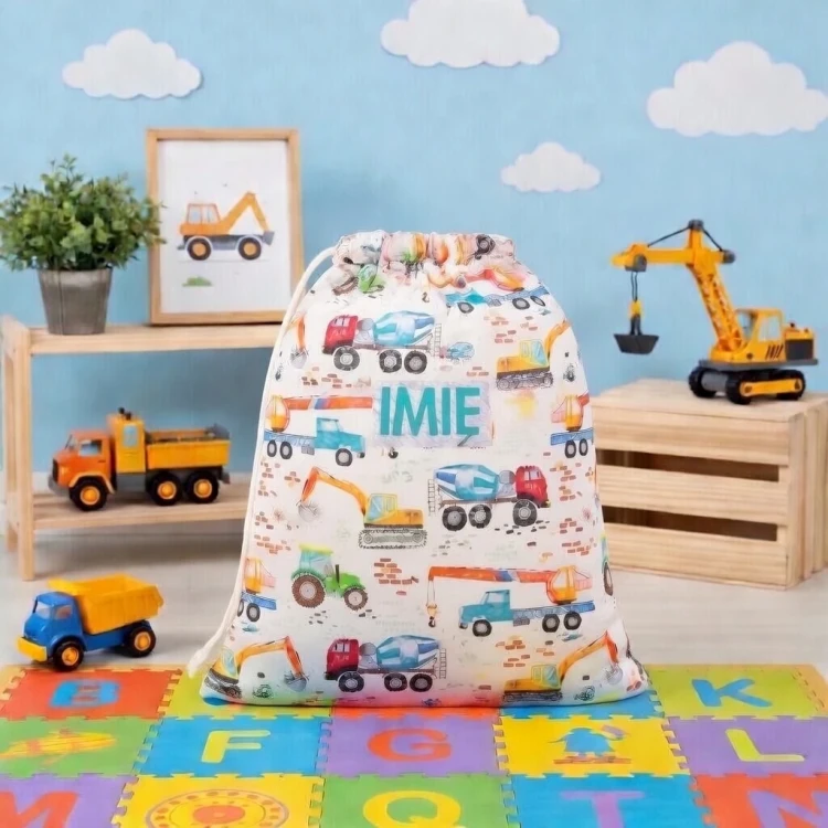 Duży bawełniany worek na pościel do przedszkola 50x60 cm, wzór w koparki, betoniarki, traktory, pasujący do kompletu pościeli z personalizowanym haftem.