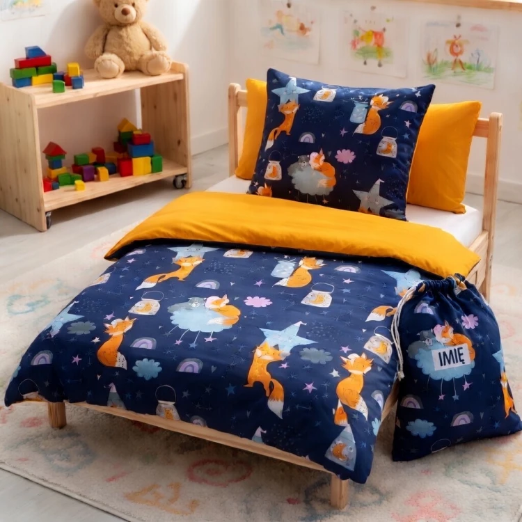 Dwustronny komplet pościeli do przedszkola z wypełnieniem, wzór w liski z personalizowanym haftem imiennym, połączenie bawełny i Velvetu.